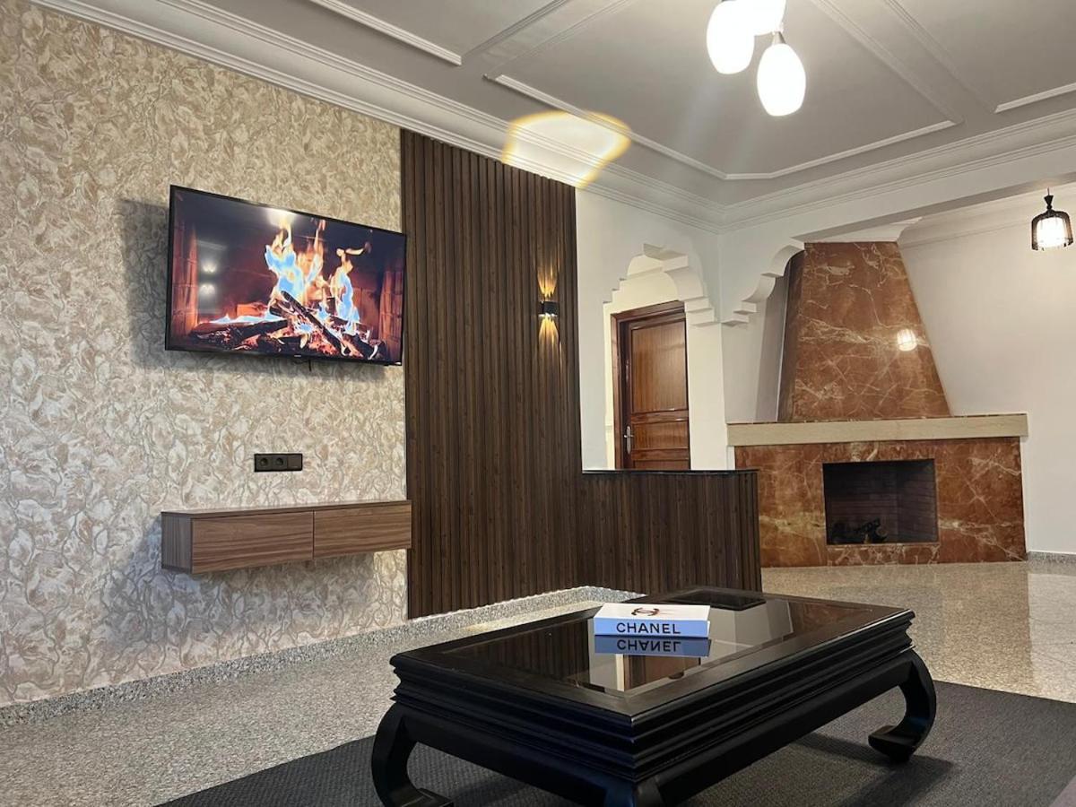 Spacious Beachfront Center Apartamento Casa Blanca